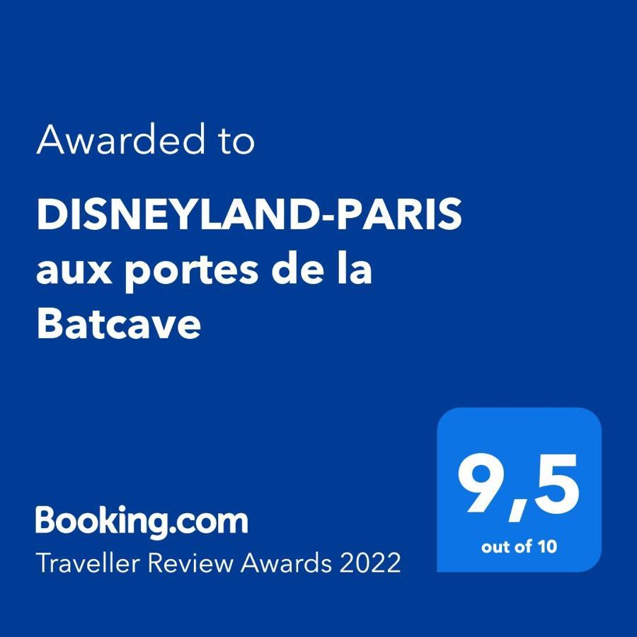 DISNEYLAND-PARIS aux portes de la Batcave Bussy-Saint-Georges Extérieur photo