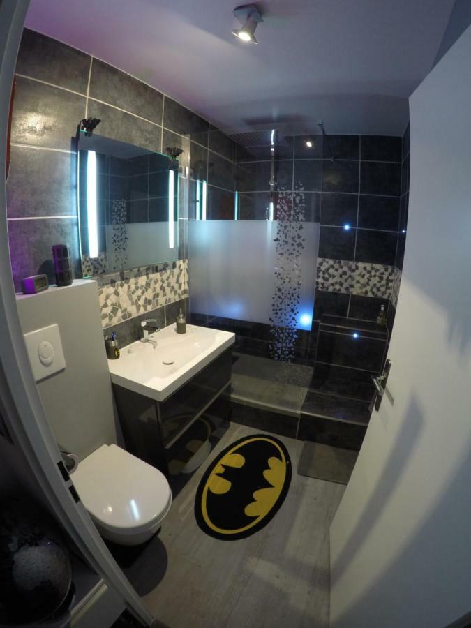 DISNEYLAND-PARIS aux portes de la Batcave Bussy-Saint-Georges Extérieur photo