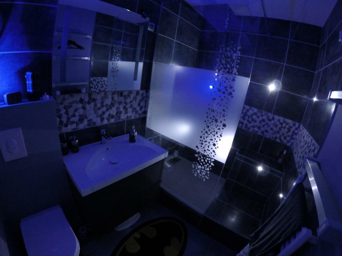 DISNEYLAND-PARIS aux portes de la Batcave Bussy-Saint-Georges Extérieur photo